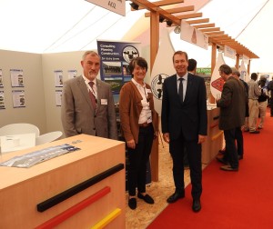2 BU Der deutsche Botschafter in Lusaka Bernd Finke besucht den Stand des InnovationsTeams Christiane Brandes