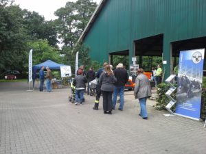Aussteller im Gespräch mit interessierten Besuchern