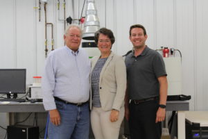V.l.n.r.: Don Meyer, Firmengründer von Rock River Laboratory in Wisconsin, Christiane Brandes als Geschäftsführerin der deutschen Vertretung und Zachery Meyer, Betriebsleiter von Rock River Laboratory in USA